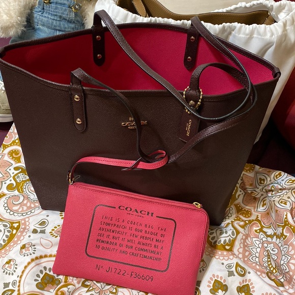 COACH REVERS-ABLE 2 WAY SHOULDER BAG W/ WRISTLER/MAKEUP CASE PRELOVED - Picture 1 of 10